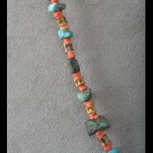 Collier de fouilles or, turquoise et spondyle